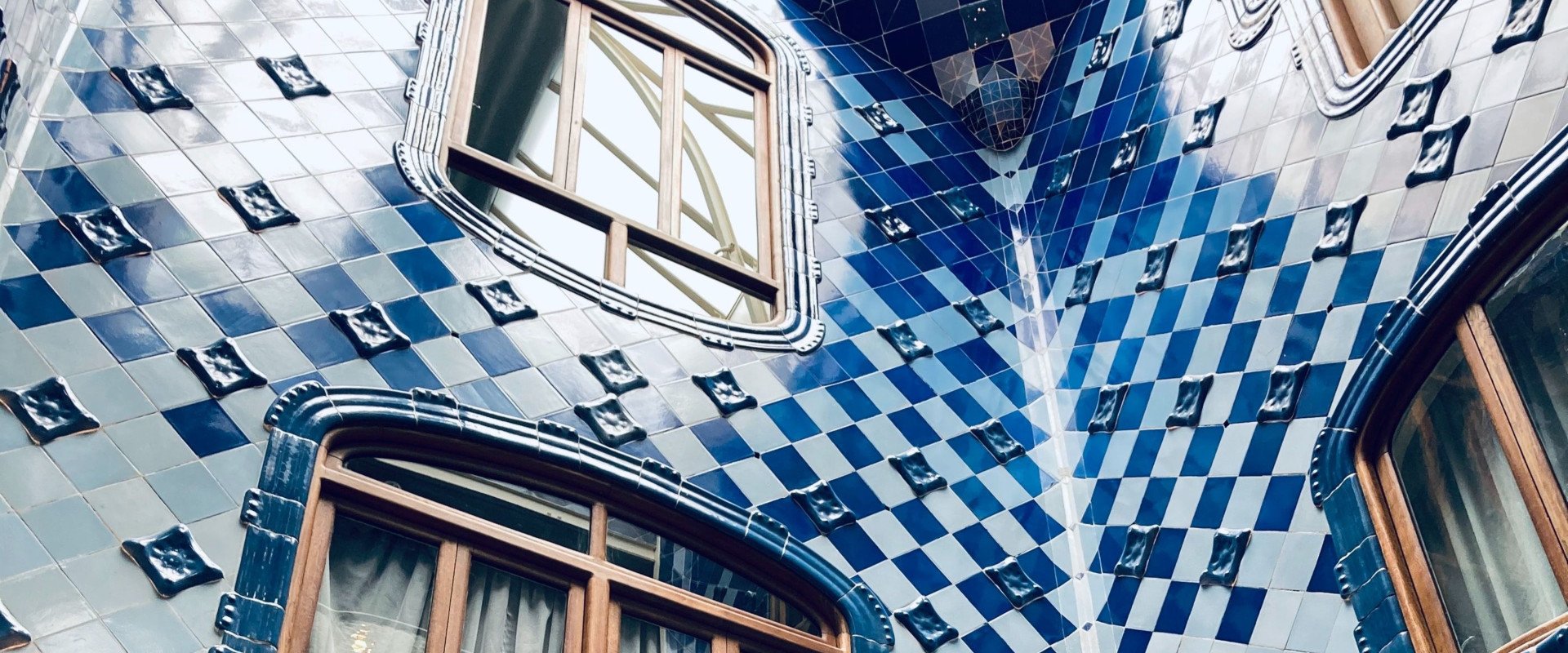 Scopri di più sull'articolo Casa Batllò a Barcellona: una perla di Gaudì