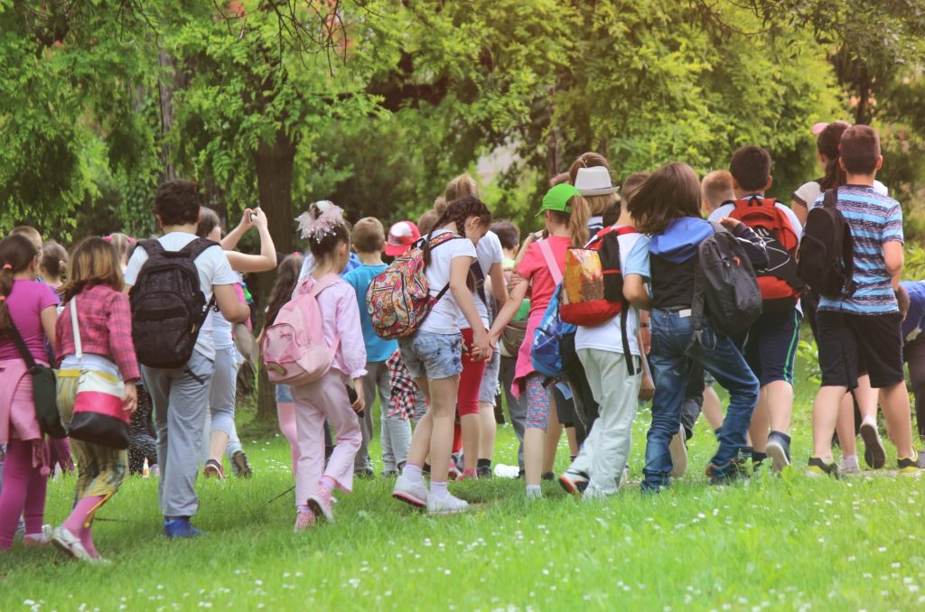 Gruppo di bambini durante attività all’aperto in un Summer Camp in Italia