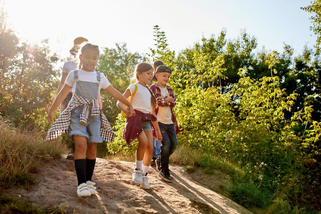Bambini durante un’escursione nella natura in un Summer Camp in Italia