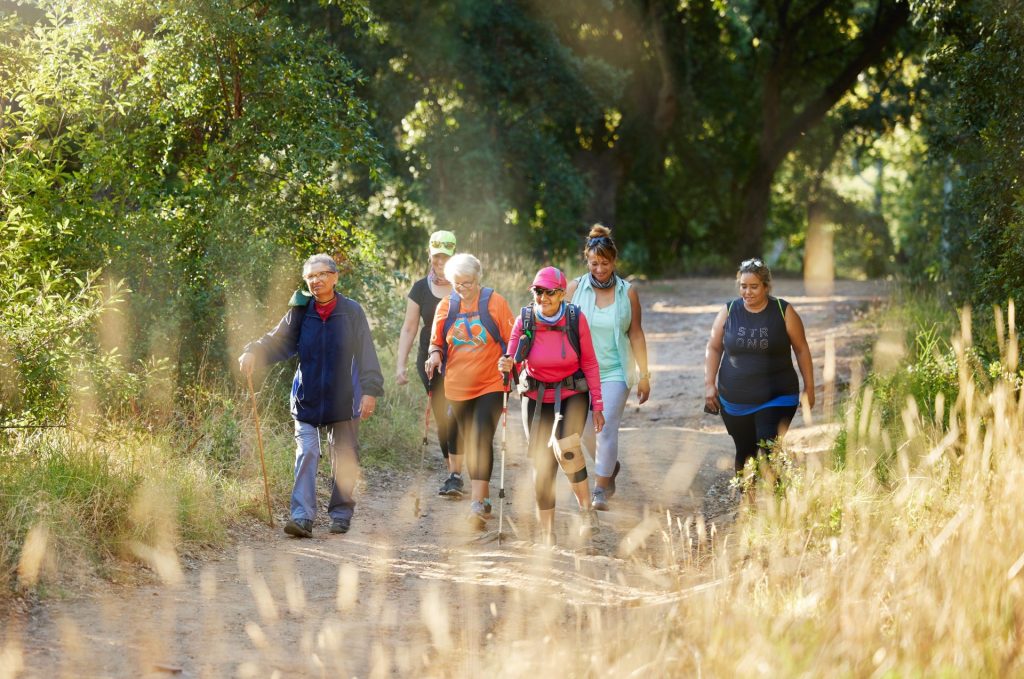 Gruppo di senior durante un’escursione nella natura in un viaggio organizzato