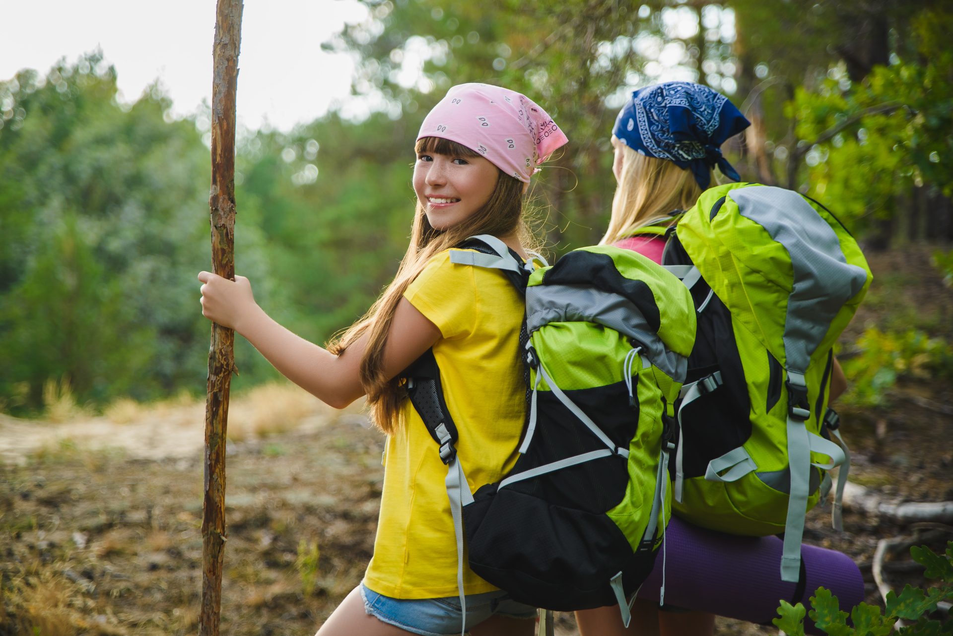 Ragazzi durante un’escursione nella natura in un Summer Camp in Italia