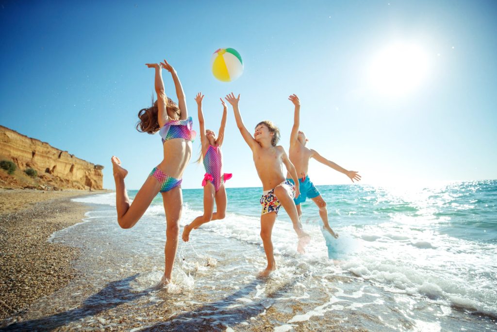 Bambini che giocano in spiaggia durante un Summer Camp estivo in Italia
