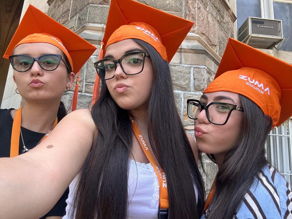 Tre ragazze durante una vacanza studio con San Marino Tourservice